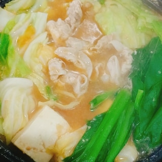 キャベツ　豆腐　豚肉　小松菜の味噌鍋
